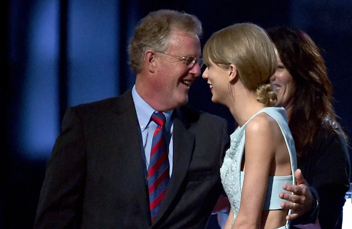 Taylor Swift’s Dad Accused of Assaulting Photographer in Sydney: The Truth Unveiled