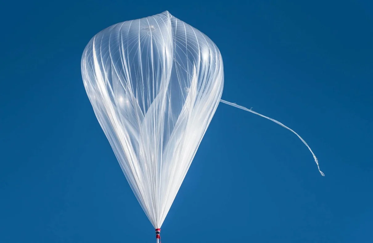 Us Surveillance Captures High-altitude Balloon Glide Over The West