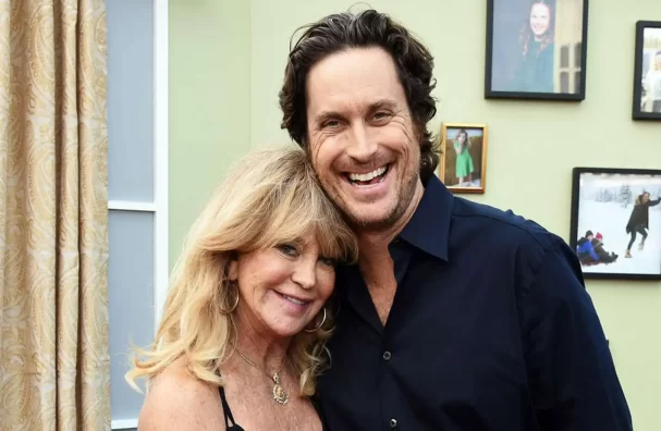 Oliver Hudson clarifies comments about childhood “trauma” with mom Goldie Hawn